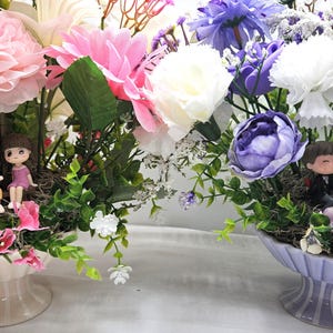Amoureux dans un jardin fleuri, 2 options/une proposition de garçon en bleu/blanc ou un couple en train de lire en rose/blanc/soie/roses mousse/plusieurs fleurs/verts