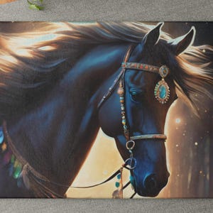 Op de afbeelding: Een zwart paard met een vloeiende manen en staart, met een geparelde teugel met turquoise accenten. Het paard staat tegen een achtergrond van zacht licht en glinsterende stof.