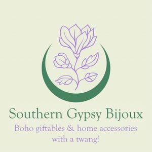 K&ouml;nnte beinhalten: Ein Logo f&uuml;r ein Gesch&auml;ft namens "Southern Gypsy Bijoux" mit einer lila Blume mit gr&uuml;nen Bl&auml;ttern in einem gr&uuml;nen Halbmond. Der Text darunter lautet "Boho giftables & home accessories with a twang!"