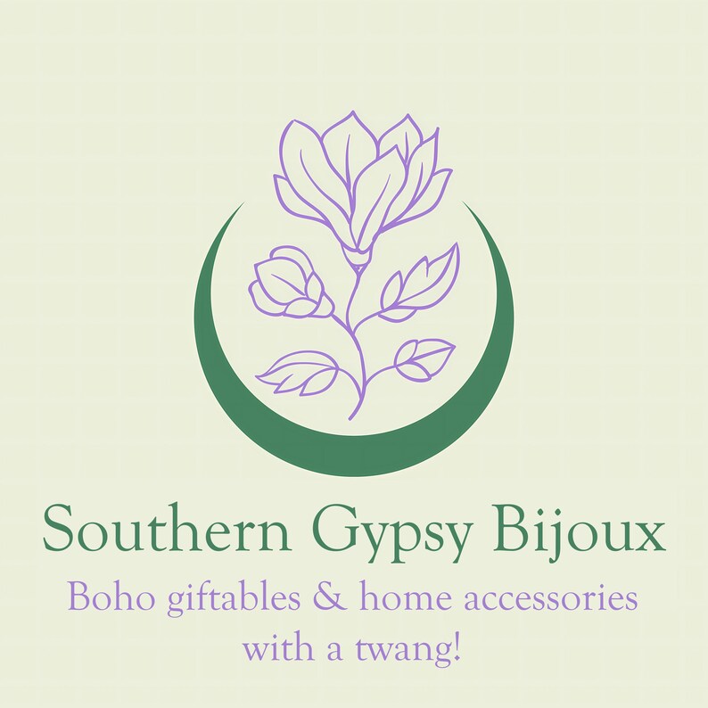 K&ouml;nnte beinhalten: Ein Logo f&uuml;r ein Gesch&auml;ft namens "Southern Gypsy Bijoux" mit einer lila Blume mit gr&uuml;nen Bl&auml;ttern in einem gr&uuml;nen Halbmond. Der Text darunter lautet "Boho giftables & home accessories with a twang!"