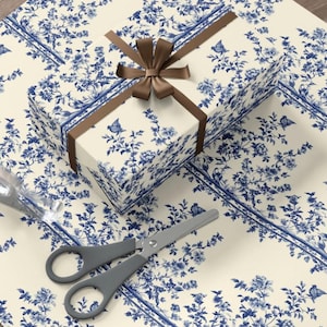 Emballage cadeau en toile française bleue, papier d'emballage d'inspiration vintage, oiseaux à motif botanique de la campagne européenne, toile de Jouy, pour francophile