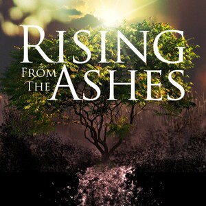 Puede incluir: Una cita motivacional, "Rising from the Ashes, Pulling Yourself Up By Your Bootstraps to Succeed", se muestra sobre un fondo de un árbol verde que crece de un montón de cenizas.