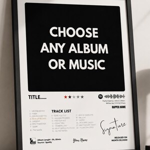 Peut inclure: Une affiche encadrée présentant un carré noir avec le texte blanc CHOOSE ANY ALBUM OR MUSIC. En dessous, une liste de pistes, un code Spotify, cinq étoiles et des espaces pour un titre, un nom d'artiste, une signature et une date sont imprimés.