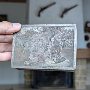 Scatola per sigarette vintage in argento placcato francese D'ap Morgan con scena pastorale incisa, raffigurante la gioia del nonno, rivestita in legno per la conservazione del tabacco.