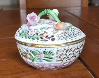 Caja de corazón de porcelana vintage de Herend de Hungría, rejilla floral pintada a mano y flores de rosas, marca 6200C 93-B