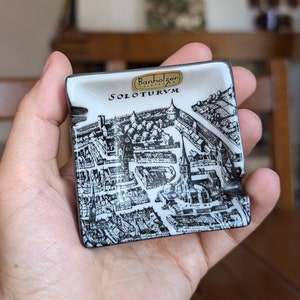 Cenicero vintage suizo cuadrado pequeño para cigarrillos finos con una imagen del casco antiguo de la ciudad de Solothurn.