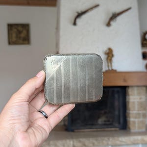 Portasigarette vintage in alpacca placcato argento con motivo a strisce tornite a motore e incisione monogramma dalla Germania