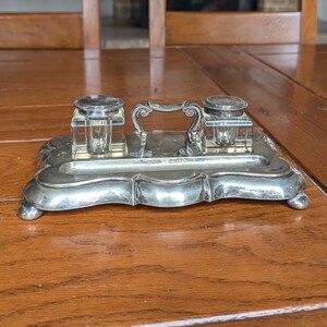 Tintero antiguo victoriano de forma rectangular bañado en plata con 2 tinteros de cristal cuadrados y portalápices de Sheffield