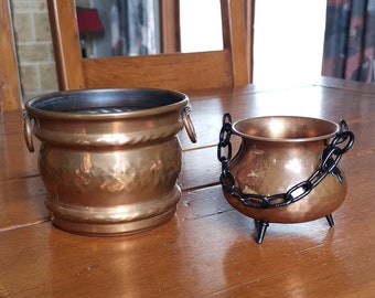 Vintage kleine koperen pot met keuze uit twee ronde handvatten of ketting en drie handgesmede poten uit Zwitserland