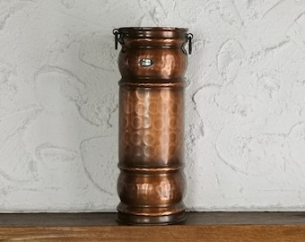 Vase en cuivre vintage de 27 cm de haut fabriqué à la main en Suisse avec de petites poignées annulaires pour une décoration rustique