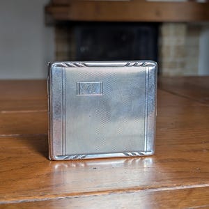 Portasigarette vintage Hoka Alpacca color argento dalla Germania con monogramma inciso e motivo guilloché per collezionisti e decorazioni retrò