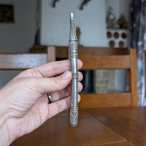 Abrecartas antiguo de metal calado con funda de estilo ornamentado para decoración de escritorio de oficina o regalo para compañeros de trabajo.
