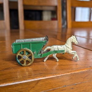 Vintage seltenes 20er Jahre Blechspielzeug weißes Pferd mit grünem Wagen mit Markierungen von C.P. France