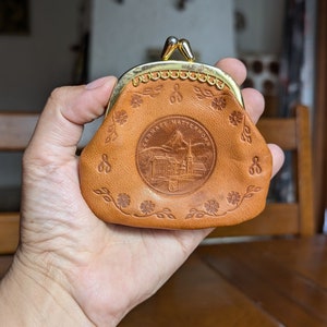 Portamonete vintage svizzero in pelle marrone con motivo del Cervino in rilievo, souvenir alpino dalla Svizzera