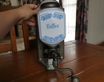 Vintage-Handkaffeemühle zur Wandmontage aus Porzellan auf einem Holzsockel