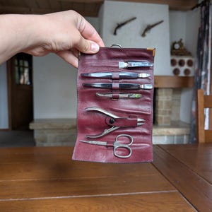 Set da manicure vintage Solingen in custodia di pelle bordeaux, strumenti per la cura della persona in acciaio inossidabile tedesco