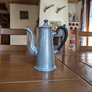 Hervidor de té o café antiguo de peltre Shaw and Fisher Sheffield con mango de madera y pico largo de Inglaterra en la década de 1920