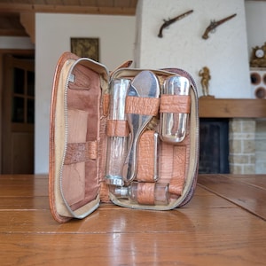 Set da viaggio vintage per la cura della persona in custodia di pelle con spazzole cromate e flaconi di vetro come regalo per viaggi retrò o per la festa del papà