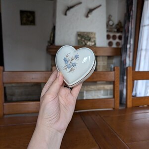Ceramiczne pudełko w kształcie serca SICA Vintage w kolorze białym z ręcznie malowanym motywem kwiatowym z Włoch do dekoracyjnego przechowywania biżuterii i drobiazgów