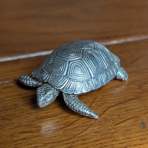 Pudełko na tabletki w kształcie żółwia. Metalowe pudełko w kształcie żółwia z emaliowanym wnętrzem, do przechowywania biżuterii lub małych przedmiotów. Dekoracyjny dodatek na biurko.