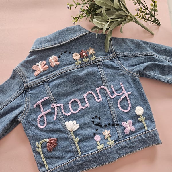 Chaqueta vaquera para niña bordada a mano: diseño personalizado de mariposas florales.