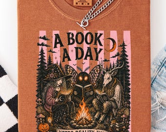 Camiseta Comfort Colors "Un libro al día" Mothman Witch Wendigo Campfire Shirt Dark Academia Bookworm Spy Halloween Graphic Tee Gift Her
