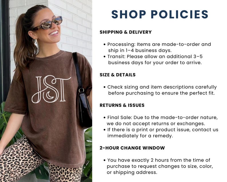 K&ouml;nnte beinhalten: Ein braunes T-Shirt mit den wei&szlig;en Buchstaben "JST" in einer stilisierten Schriftart. Das Shirt wird mit einer Hose mit Leopardenmuster und einer schwarzen Handtasche getragen. Das Bild enth&auml;lt auch den Text "SHOP POLICIES".