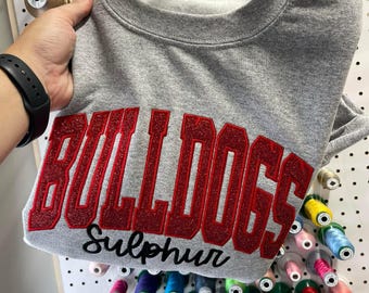 Custom School/Mascot School Spirit geborduurd sweatshirt met glitterappliqué of T-shirt met korte mouwen in comfortkleur