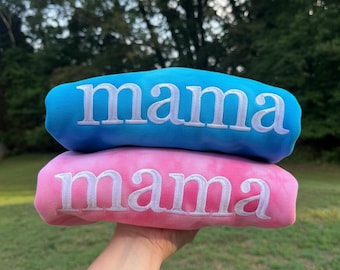 Bluza MAMA z haftem | Independent Trading Co., okrągły dekolt z nadrukiem tie-dye | Modny sweter Mama