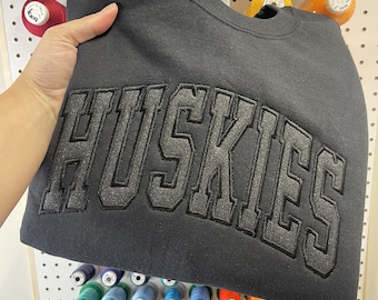 Mascot monochromatisch geborduurd sweatshirt met glitterappliqué of comfortabel T-shirt met korte mouwen in kleur