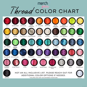 Pu&ograve; includere: Una tabella colori del filo con una variet&agrave; di colori, tra cui rosso, blu, verde e rosa. La tabella include il testo "Thread COLOR CHART" e il marchio "merch girls".