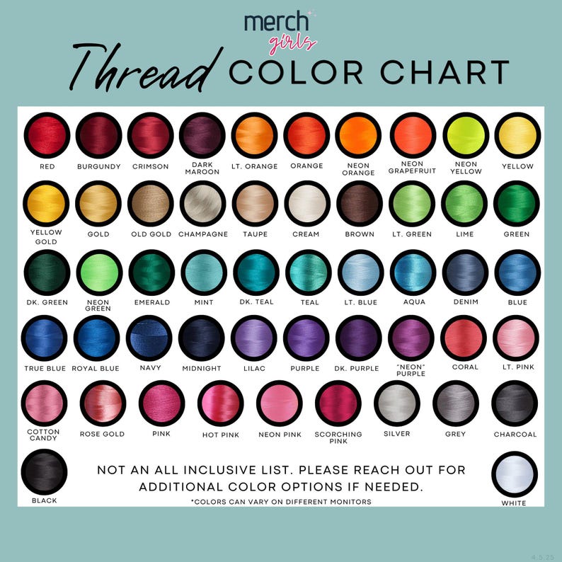 Pu&ograve; includere: Una tabella colori del filo con una variet&agrave; di colori, tra cui rosso, blu, verde e rosa. La tabella include il testo "Thread COLOR CHART" e il marchio "merch girls".