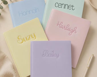 Può includere: Cinque diari con copertina rigida in colori pastello tra cui azzurro, verde menta, giallo pallido, rosa tenue e lavanda. Ogni diario presenta un nome ricamato sulla copertina: Hannah, cennet, Suzy, Harleigh e Bailey. È inclusa una penna.