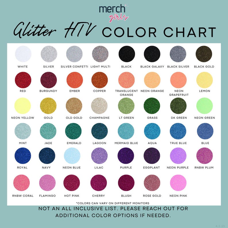 Pu&ograve; includere: Una tabella colori per HTV (Heat Transfer Vinyl) glitterato con una variet&agrave; di colori, tra cui bianco, argento, nero, rosso e varie tonalit&agrave; di blu, verde e rosa. La tabella include il testo "Glitter HTV COLOR CHART" e il marchio "merch girls".