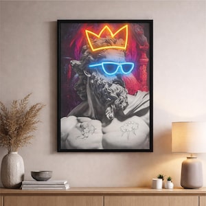 Könnte beinhalten: Gerahmter Druck mit einer klassischen Statue mit neonblauen Sonnenbrillen und einer gelben Krone. Das Kunstwerk hat einen modernen Pop-Art-Stil mit einem lebendigen, farbenfrohen Hintergrund. Die Statue hat Tätowierungen auf der Brust.