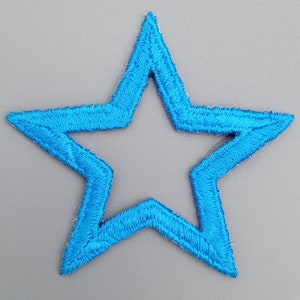 Könnte beinhalten: Ein blauer Filzstern mit gesticktem Rand.