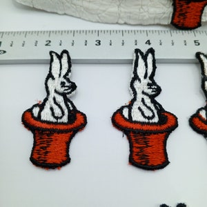 Weißer Hase mit roter Mütze, Applikation aufnähen, Applikation #450