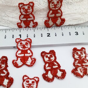 Puede incluir: Seis parches de planchado bordados de color rojo y blanco que representan osos de peluche. Los osos miden aproximadamente 2,5 cm de alto.