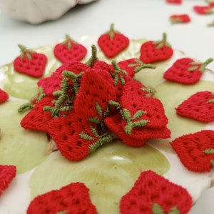 Applicazioni di fragole carine a forma di cuore VINTAGE Simpatici frutti di bosco Toppe da cucire Abbellimenti ricamati fragola rossa #361