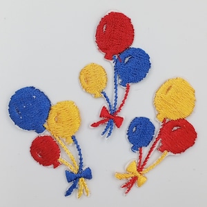 以下が含まれることがあります： 赤、黄色、青のカラフルな風船が描かれた刺繍のアイロン接着パッチが3セット。各セットには、リボンで結ばれた風船が3つ含まれています。