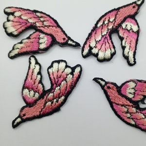 Bellissime applicazioni di uccelli rosa termoadesive sulle toppe decorative n. 412