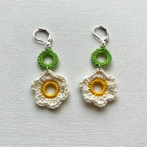 crochet daisy earrings, white flower earrings, crochet flower earrings, crochet jewelry, handmade jewelry,  hippie flower earrings,