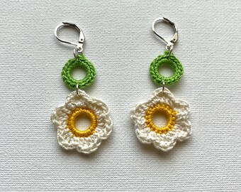 crochet daisy earrings, white flower earrings, crochet flower earrings, crochet jewelry, handmade jewelry,  hippie flower earrings,