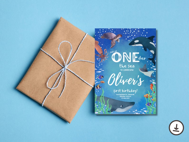 Peut inclure: Une invitation aquarelle bleue et verte avec une baleine, une pieuvre, une tortue et d'autres cr&eacute;atures marines. Le texte indique "Rejoignez-nous ONEder la mer pour c&eacute;l&eacute;brer le premier anniversaire d'Oliver !"