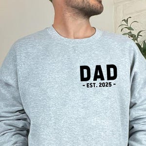 Dad Sweatshirt, New Dad Sweatshirt, Gift For Husband, Fathers Day Gift, Dad To Be Sweatshirt, Dad Est 2025 Sweatshirt, Baby Announcement Tee