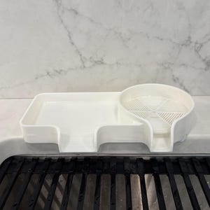 Over-the-Sink Dish Brush Holder with Drain Lip – Sponge & Brush Organizer – Modern Kitchen Sink Caddy – 3D Printed in PLA – 5 Colors