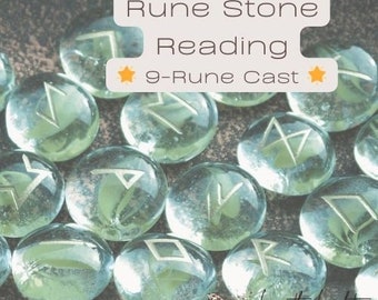 Puede incluir: Nueve piedras de runas de vidrio verde translúcido con runas plateadas en cada piedra. Las piedras están dispuestas en círculo sobre un fondo gris oscuro. El texto "Rune Stone Reading 9-Rune Cast" está sobre las piedras.