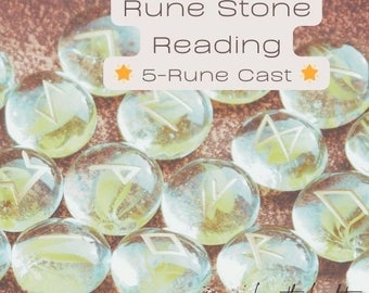 Puede incluir: Primer plano de una lectura de 5 runas utilizando piedras de vidrio transparentes con runas grabadas en ellas. Las piedras están dispuestas en círculo sobre una superficie marrón. El texto "Rune Stone Reading 5-Rune Cast" se muestra sobre las piedras.