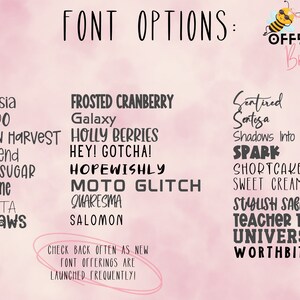 Puede incluir: Un fondo rosa con una lista de nombres de fuentes en texto negro. El texto dice "FONT OPTIONS:" e incluye nombres de fuentes como "Anastasia", "Avocado", "Autumn Harvest", "Frosted Cranberry", "Galaxy", "Holly Berries", "Sentired Sentosa", "Shadows Into Light", "Spark", "Shortcake", "Sweet Cream", "Stylish Sabari", "Teacher Treats", "University" y "Worthbites".