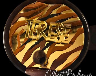 Placa de identificação Stanley, laço para copo, pingente de palha Stanley, topo com nome de tigre dourado, topo com tampa Quencher, acessórios Stanley, Stanley x Tyla Tyger